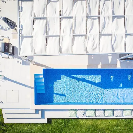Villa Monvue With Pool And Stunning View